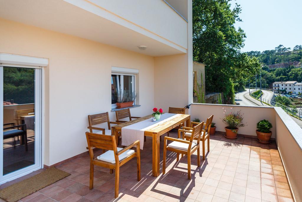 Villa Mirela Apartment Vrbnik Exteriör bild