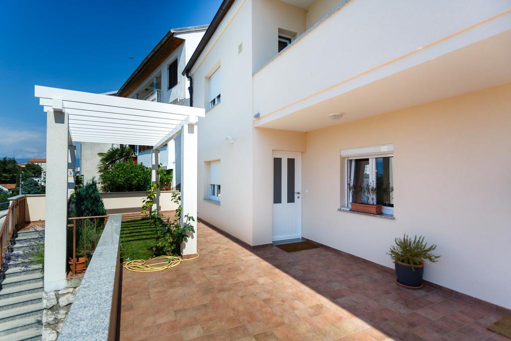 Villa Mirela Apartment Vrbnik Exteriör bild